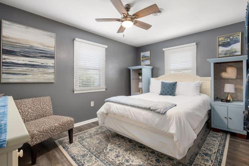 a bedroom with a bed and a ceiling fan at 2BD in Bartonville close to DT Peoria in Bartonville