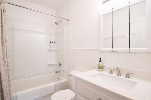 Koupelna v ubytování ABODE ON ATLANTIC - Spacious 2BD in the Heights