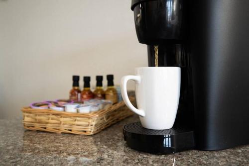 Utensilios para hacer té y café en CITY VIBES - Modern Suite in the heart of Downtown