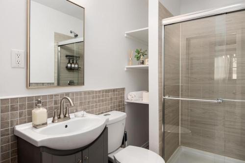 Koupelna v ubytování Mid-Century Bohemian Escape