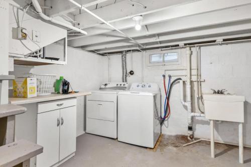 Η κουζίνα ή μικρή κουζίνα στο Cheerful 2 BD with Backyard