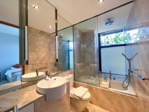 ein Badezimmer mit Waschbecken, Toilette und Dusche in der Unterkunft Resort Living 2BR - Ultra Fast Wifii - BTS Chong Nonsi in Bangkok