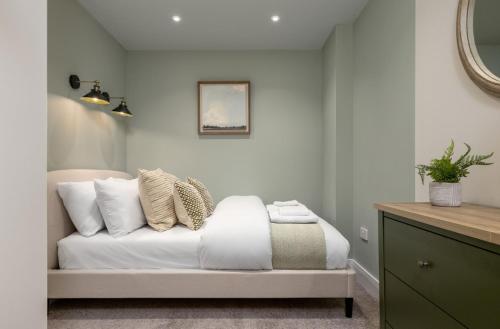 a bedroom with a bed with white sheets and pillows at Central Stirling City Escape in Stirling