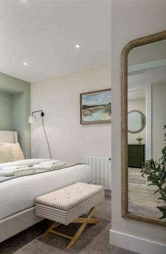 a bedroom with a bed and a mirror at Central Stirling City Escape in Stirling