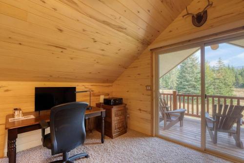 an office with a desk with a computer and a balcony at Montana Mountain Getaway in Creston