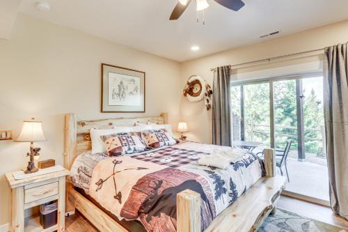 Ένα ή περισσότερα κρεβάτια σε δωμάτιο στο Cozy Eureka Getaway - Hike, Bike, Hunt and Fish!