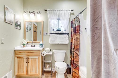 Ένα μπάνιο στο Cozy Eureka Getaway - Hike, Bike, Hunt and Fish!