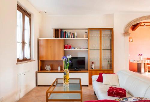 a living room with a couch and a table at Villa Caini in Perugia