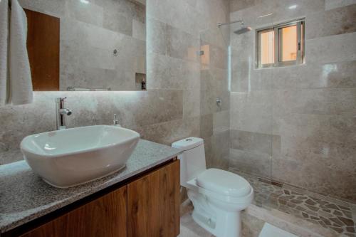 Un baño de Itzamna luxury condos whit ocean viewpool
