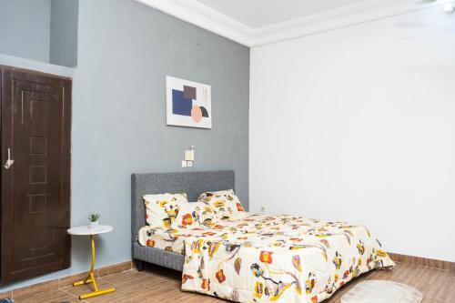 a bedroom with a bed and a table in it at Les bulles du Paradis Guest House in Abomey-Calavi