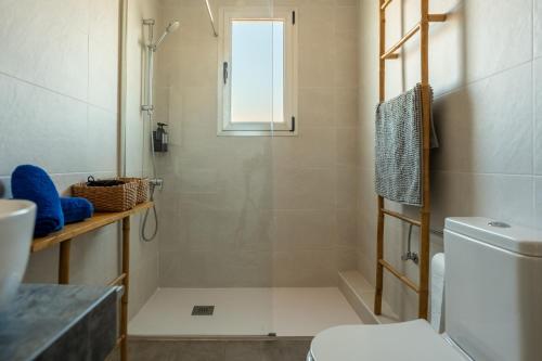 a bathroom with a shower and a toilet at Ático céntrico con vistas a Los Molinos in Campo de Criptana