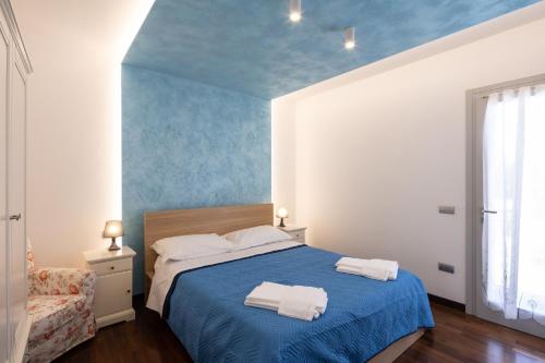 a bedroom with a bed with two towels on it at Locanda Ca'Vejo srl in Megliadino San Vitale