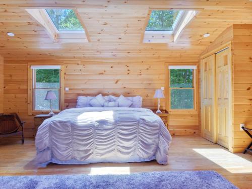 Ένα ή περισσότερα κρεβάτια σε δωμάτιο στο Perfect Maine Getaway in a Newly Renovated Cabin!