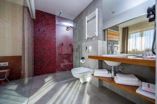 Kamar mandi di Hotel Kopieniec Fizjo- Med & SPA