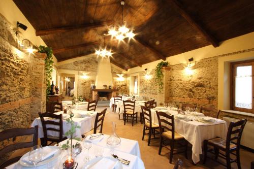een eetkamer met tafels en stoelen in een gebouw bij La Rosa Nel Bicchiere in Soveria Mannelli