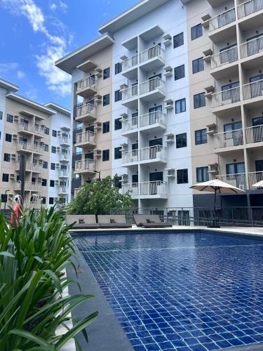 une piscine devant un immeuble dans l'établissement Hill Residences by Casa Stellar, à Manille