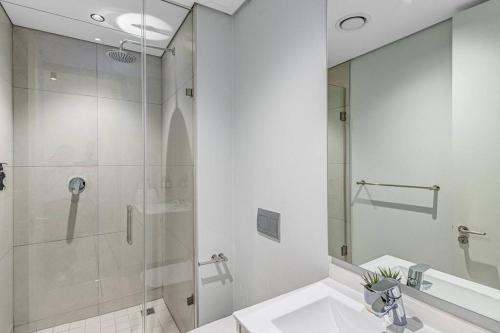 Bilik mandi di Oku Luxury apartment, Ellipse, Waterfall