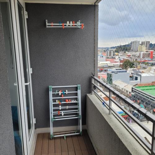 a balcony with a view of a city at Hermoso Departamento Céntrico con Estacionamiento in Concepción