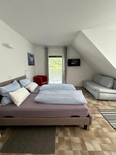 Postel nebo postele na pokoji v ubytování Haus Rheinterrasse