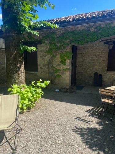 a table and a chair in front of a building at La casa dell’ edera in Lagune