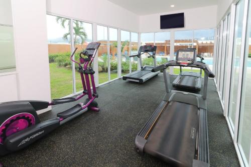 Fitness centrum a/nebo fitness zařízení v ubytování Holiday Inn Express Manzanillo by IHG