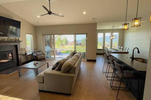 a living room with a couch and a fireplace at Powder Mountain Escape in Eden