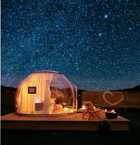 a igloo sitting on a table under the stars at The Hunter Valley Star Gazing BubbleHotel in Mulbring