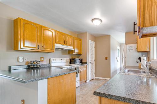 Η κουζίνα ή μικρή κουζίνα στο Pahoa Home with Fenced-In Yard Near Hilo and Parks