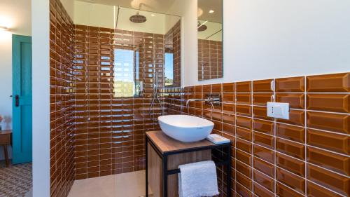 un baño con lavabo y espejo en La Buona Maniera, en Monteprandone