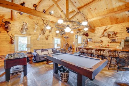 Biliár nebo kulečník v ubytování Private Hot Tub Hudson Valley Cabin Retreat!