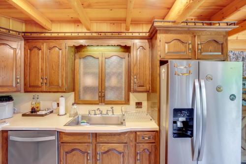 Kuchyň nebo kuchyňský kout v ubytování Private Hot Tub Hudson Valley Cabin Retreat!