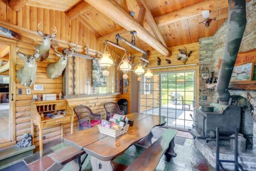 Posezení v ubytování Private Hot Tub Hudson Valley Cabin Retreat!