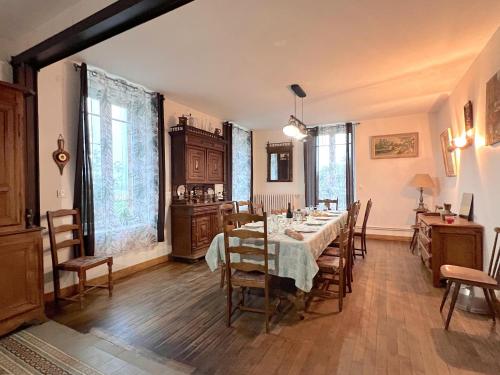 une salle à manger avec une table et quelques chaises dans l'établissement La Usine du Charme, à Saint-Menges