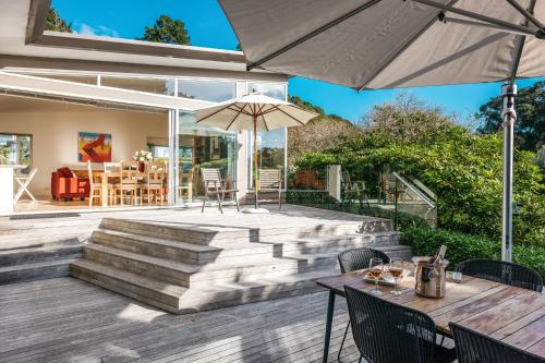 Seaviews on Second - 100 metres from Onetangi Beach! - Be My Guest Waiheke