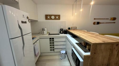 Η κουζίνα ή μικρή κουζίνα στο Camboinhas Loft Vista Mar, Pé na Areia, com Piscina e Churrasqueira
