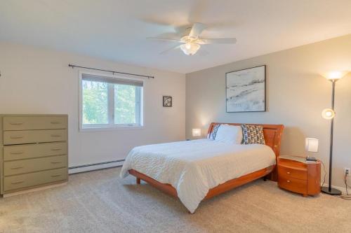 Un dormitorio con una cama y un ventilador de techo. en The Westside Garay Townhome, en Fairbanks