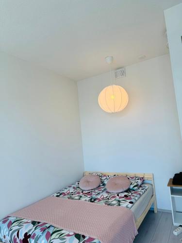 1 dormitorio con cama y luz en Lux home III, en Tampere