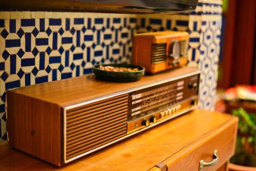 an old radio sitting on top of a wooden table at Riad Dilar Fes & Spa in Fès