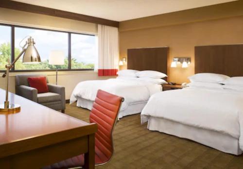 Postel nebo postele na pokoji v ubytování Four Points by Sheraton Edmundston Hotel & Conference Center