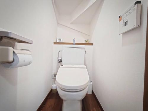 a small bathroom with a white toilet in a room at 新宿一站 完全独立3层别墅 3室1厅1浴室2卫生间 全新装修 最大12人 near Shinjuku MAX12P in Tokyo