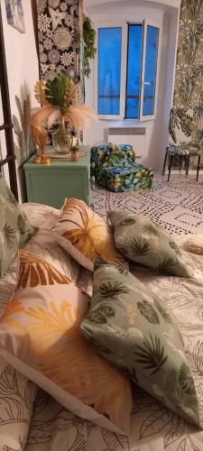 une chambre avec un lit avec des oreillers dessus dans l'établissement Au cœur de nos pérégrinations, à Breil-sur-Roya