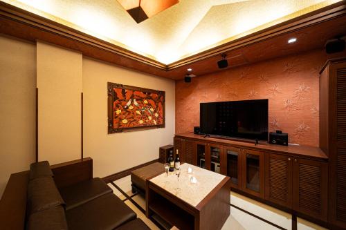 TV a/nebo společenská místnost v ubytování HOTEL LOTUS Superior RESORT NRT