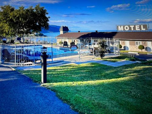 a metal gate in front of a motel at Motel Belvedere in Saint-Siméon