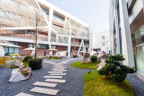 Ein Garten an der Unterkunft YanYuJian art hotel or Sandstone Painting Handicraft Exchange Gallery Hotel