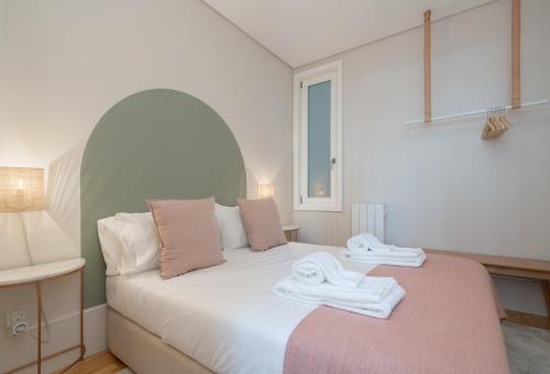 a bedroom with a bed with two towels on it at Habitatio - Aliados by LuxiStay in Porto