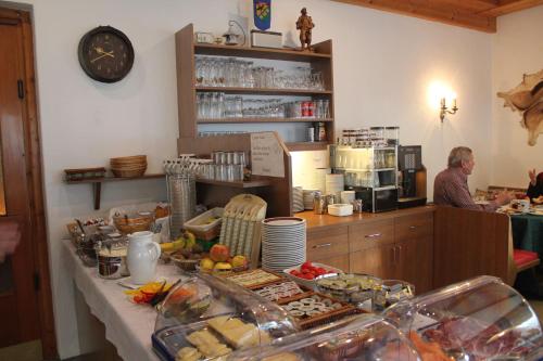 eine Küche mit einem Tisch mit Essen drauf in der Unterkunft Pension Garni Ötztalerhof in Sautens