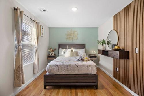 a bedroom with a large bed and a mirror at Luxury Gated home near NYC and EWR with free Parking in Elizabeth