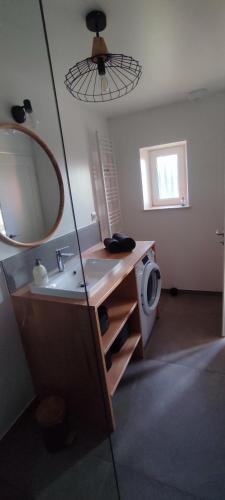 une salle de bain avec un lavabo et un miroir et des toilettes dans l'établissement Chez mémé, à Engenthal