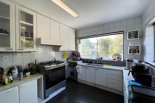 Casa Espaçosa e Tranquila - Granja Vianaにあるキッチンまたは簡易キッチン