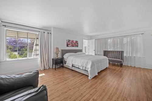 a bedroom with a large bed and a couch at Spacious Chic 5 Bedroom Perfect for Large Group With parking in Los Angeles